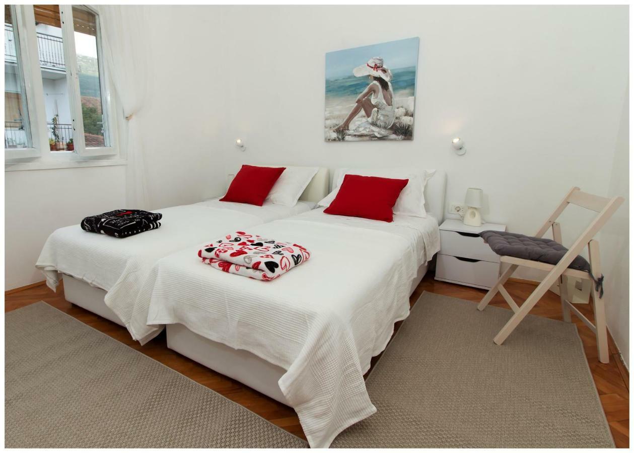 Large Apartment Between Split And Trogir Kaštela Eksteriør billede