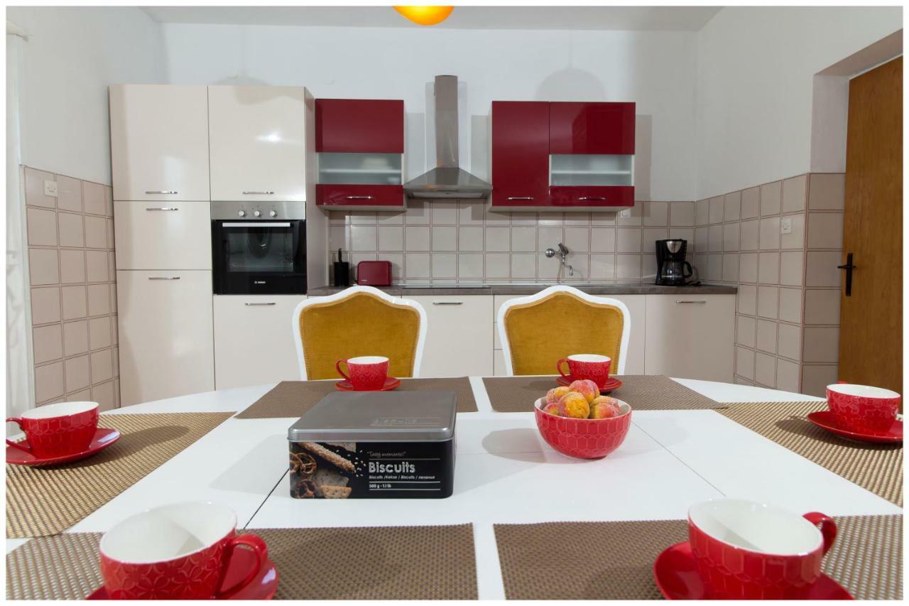 Large Apartment Between Split And Trogir Kaštela Eksteriør billede